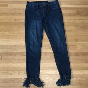 Soft and Stretchy Jeans with fringed denim bottom